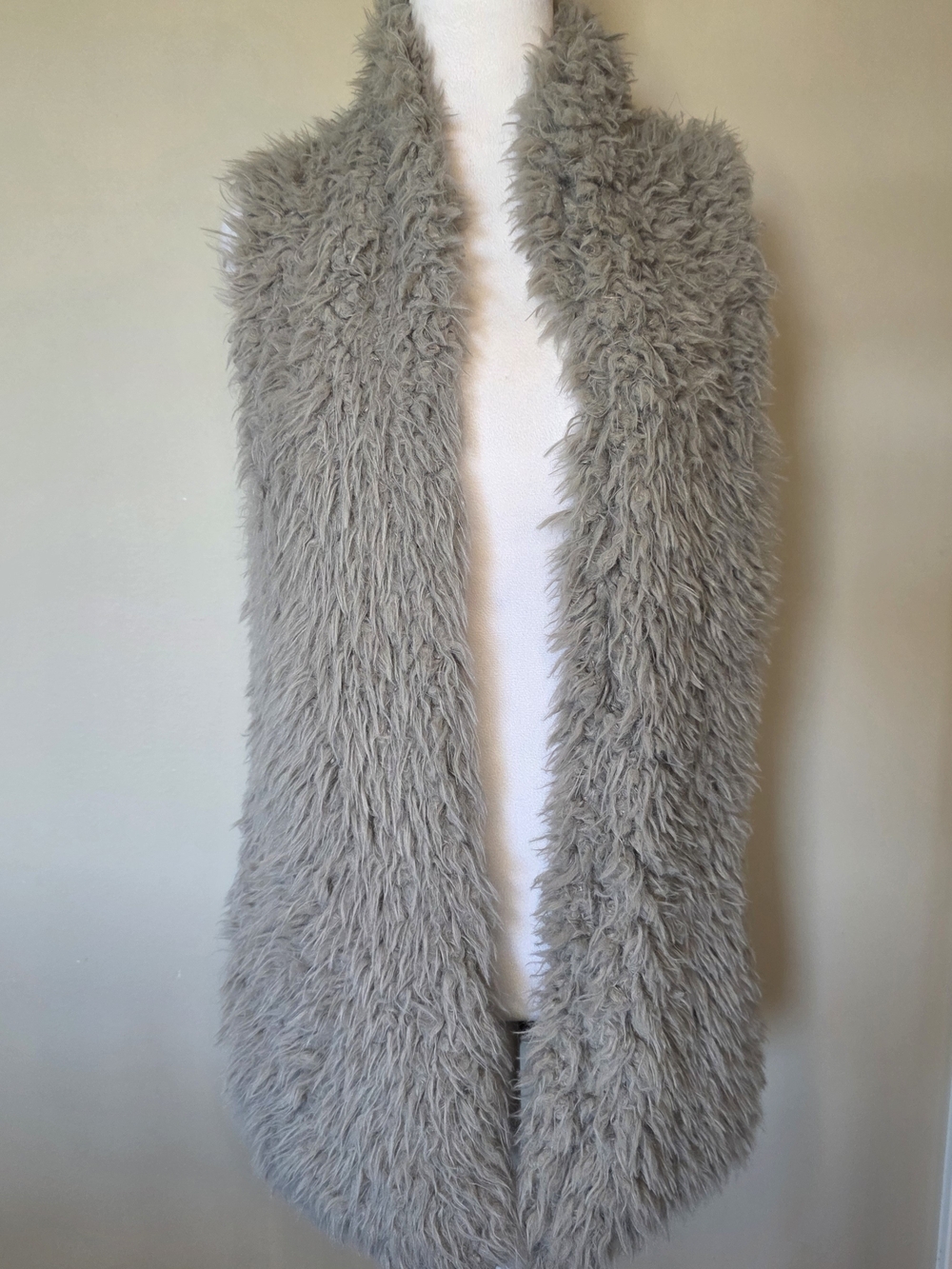 Ashley by 26 Gray Shaggy Faux Fur Vest Medium 70s Boho Penny Lane Rockstar - Picture 2 of 6